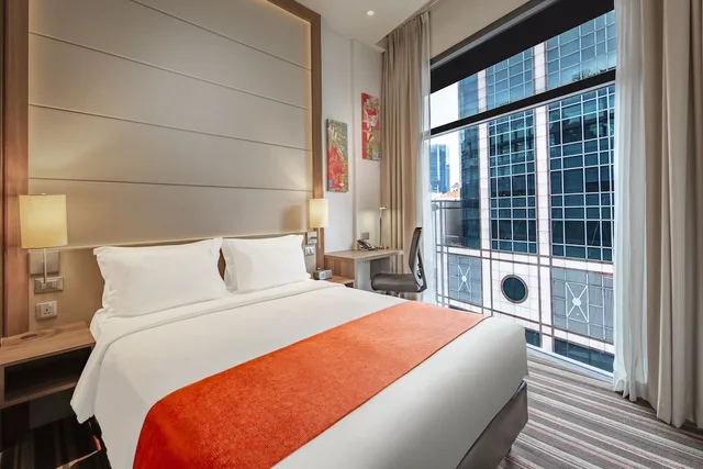 غرفة قياسية بسرير كوين بإطلالة على الجبل في الطابق العلوي، Holiday Inn Express Singapore Clarke Quay 4/9