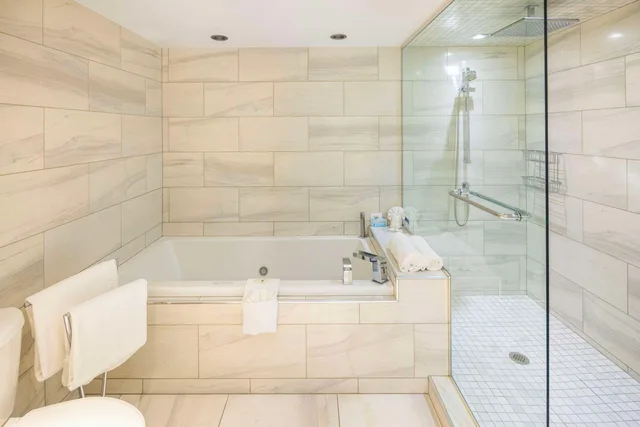 Suite, King Bed, Quality Inn Rouyn-Noranda 3/3