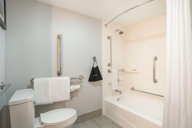 غرفة بسريرين كوين بحوض استحمام لذوي الإعاقة، Best Western Plus Mobile Inn and Suites 3/3