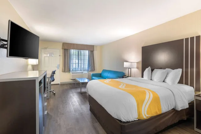 جناح بسرير كوين، Quality Inn & Suites Camarillo-Oxnard 1/3
