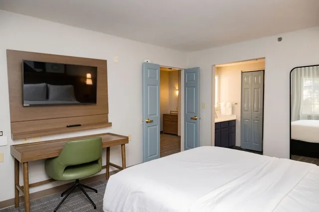 2 Bedrooms, 1 King and 2 Double Beds, Dining Area, Kitchen، Staybridge Suites Jackson 2/7
