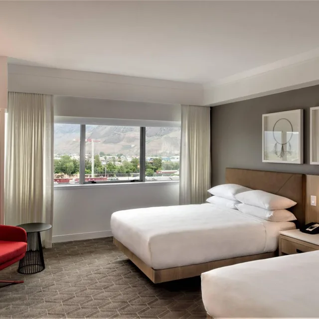 غرفة كبيرة بسرير كينج وسريرين كوين بإطلالة على الجبل، Delta Hotels by Marriott Kamloops 1/7