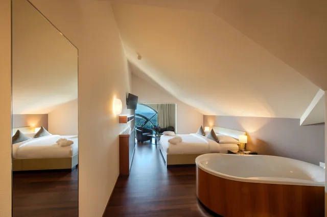 جناح جونيور بسرير مزدوج وسريرين منفصلين بإطلالة على البحيرة، Hotel UTO KULM 2/4