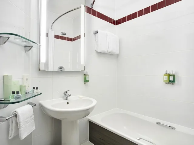 غرفة بسرير مزدوج وسرير فردي، Leonardo Hotel Liverpool 3/3