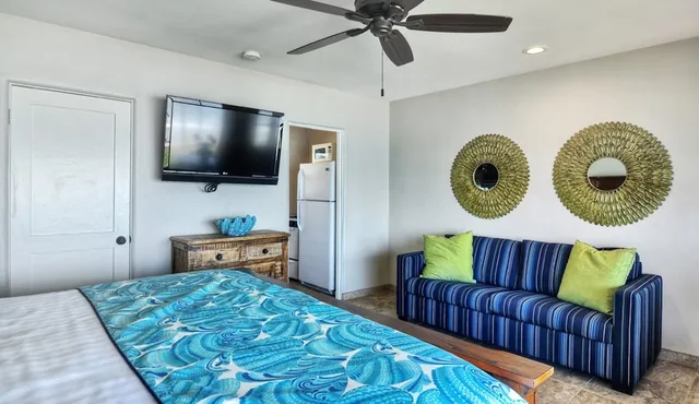 Deluxe, Villa, King Bed, Beach View, Sofa, North Wing، Beachcomber Inn 2/8