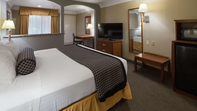 جناح، Best Western Angleton Inn 1/3