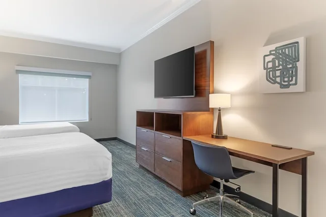 غرفة بسريرين مزدوجين مع أريكة بحوض استحمام، Best Western Plus Miami Airport North Hotel & Suites 6/9