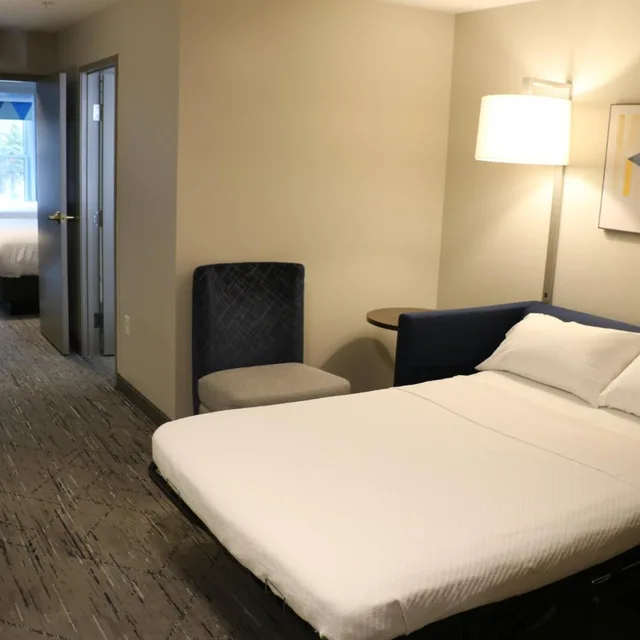 جناح بسرير كوين بغرفة نوم واحدة، Holiday Inn Express & Suites Marquette, an IHG Hotel 5/10