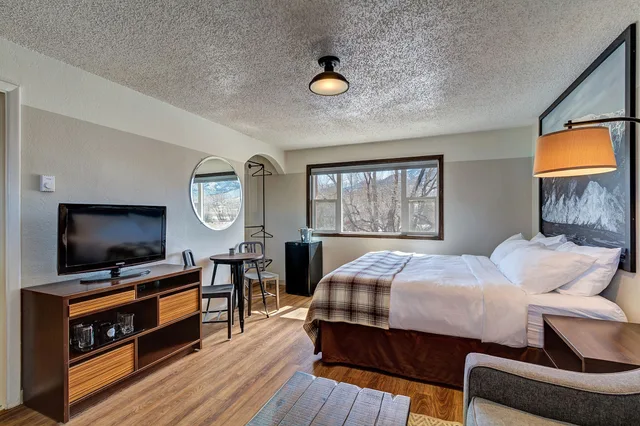Meadow, King Bed, Sofa، Loyal Duke Lodge 2/5