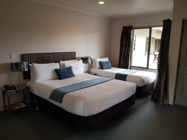 Spa, Studio, 1 Queen and 1 Single Bed, Jetted Tub، Portmans Motor Lodge 2/10