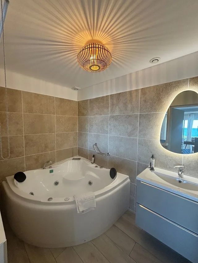 Suite, Double Bed, Jetted Tub, Cap Riviera 6/6