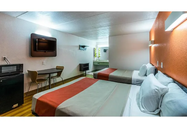 2 Queen Beds - Mobil Access Tub Nsmk Micfridg، Motel6 Cleveland, TX 5/8