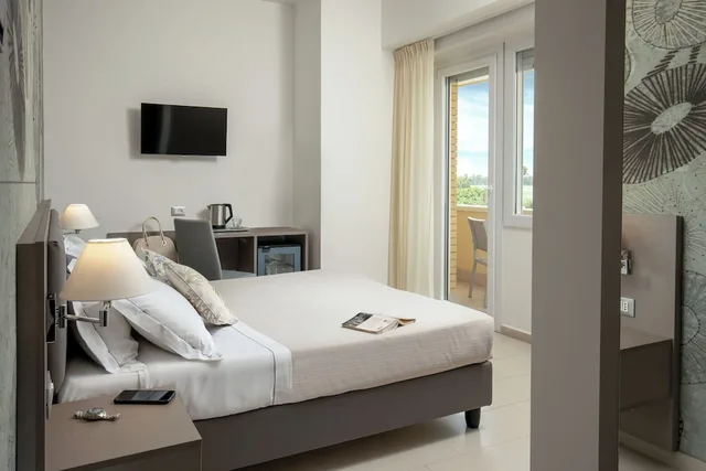 غرفة قياسية بسرير كوين بشرفة، Hotel Miramare 1/10
