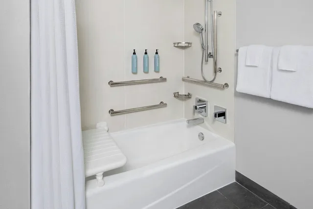 غرفة بسرير كينج مع أريكة لذوي الإعاقة، Courtyard By Marriott Columbus Osu 3/4