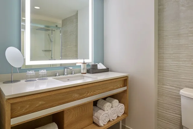 غرفة ديلوكس بسريرين كوين بإطلالة على البحر بشرفة، The Westin Beach Resort & Spa, at Frenchman's Reef 2/2
