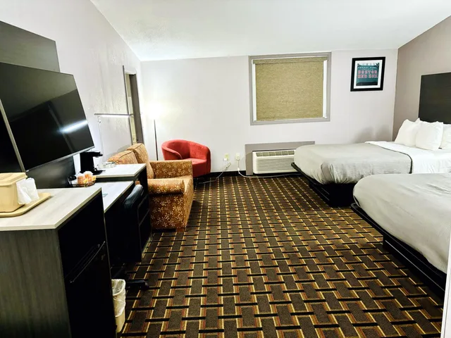 Deluxe, 2 Queen Beds, Quality Inn Raynham - Taunton 4/10