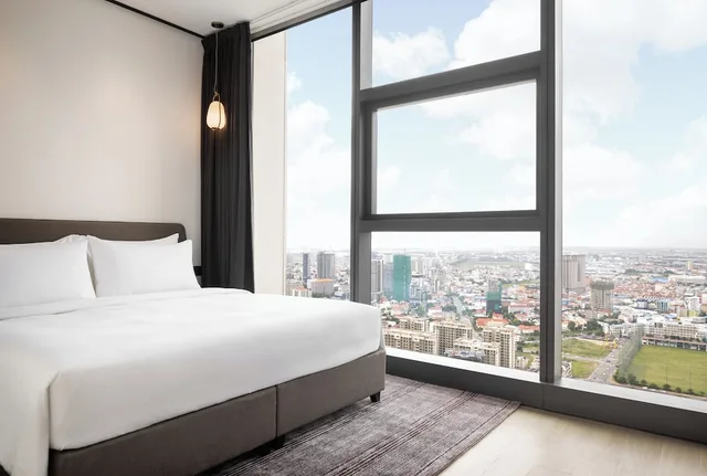 غرفة بريميير بسرير كينج وسرير كوين وسريرين منفصلين بـ3 غرف نوم، Citadines Flatiron Phnom Penh 4/8