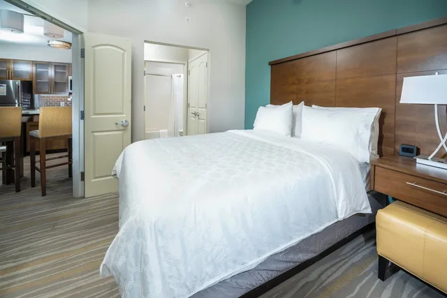 جناح استوديو بسريرين كوين مع أريكة بمطبخ لذوي الإعاقة، Staybridge Suites Summerville 1/6