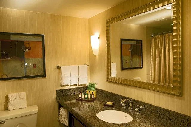 Room, 2 Double Beds, Marriott Milwaukee West 7/10