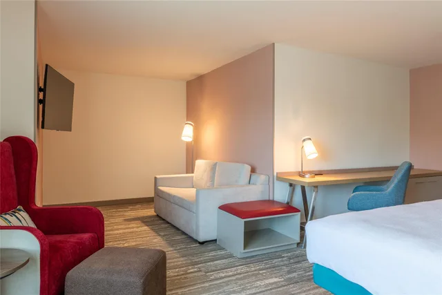 غرفة ديلوكس بسرير كينج مع أريكة، Hilton Garden Inn Portland Airport, ME 3/8