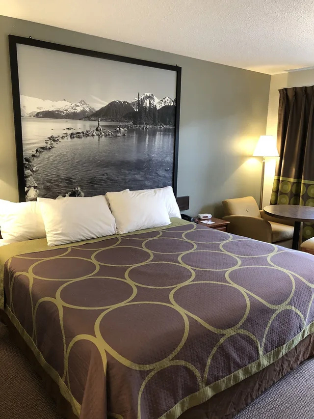 غرفة قياسية بسرير كينج، Super 8 by Wyndham Kamloops East 2/5