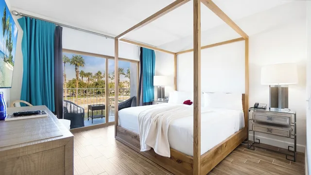 غرفة فاخرة بسرير كينج، The Chateau at Lake La Quinta 1/5