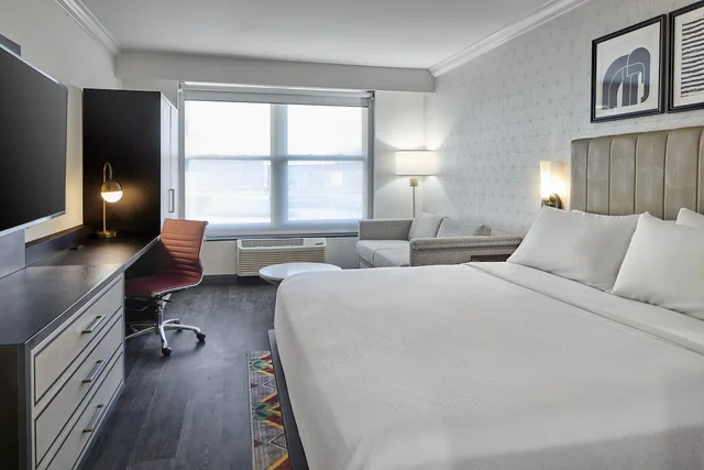 غرفة قياسية بسرير كينج مع أريكة، Hotel Indigo Cleveland Downtown 3/8