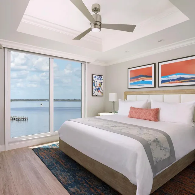 فيلا بسرير كينج بغرفة نوم واحدة، Sunsuites Villas at Sunseeker Resort, Curio by Hilton 1/2