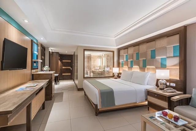 Premier, 1 Queen and 1 Single Bed, Direct Pool Access، Henann Resort Alona Beach 5/8