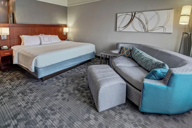 جناح بسرير كينج مع أريكة لذوي الإعاقة، Courtyard by Marriott Troy 1/2