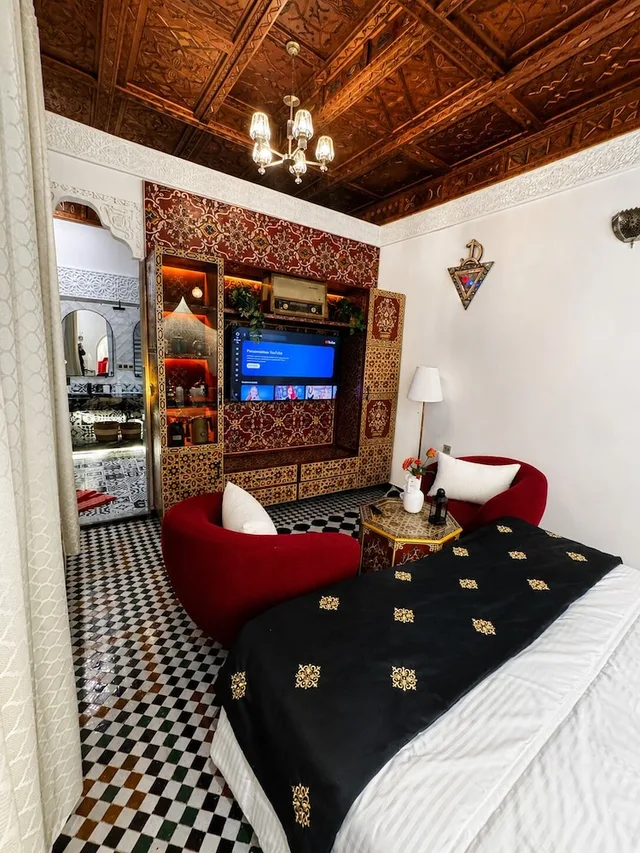 جناح ديلوكس بسرير كينج بإطلالة على الفناء بغرفة نوم واحدة، Riad Fes Palais Bab Sahra & Cooking Workshops 4/9