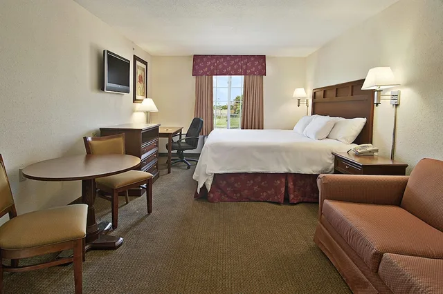 غرفة قياسية بسرير كينج، Super 8 By Wyndham Bowling Green North 1/3