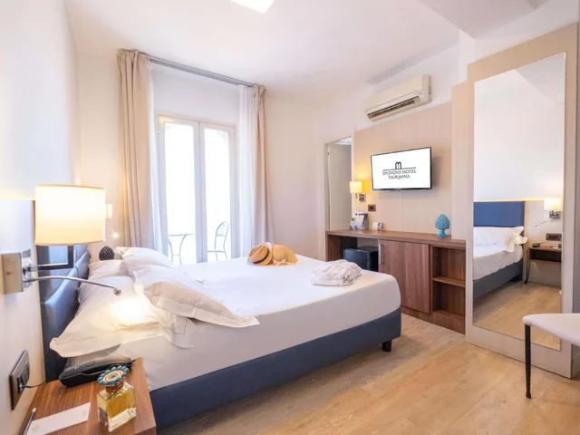 Classic, Queen Bed, Lateral Side Sea View، Splendid Hotel Taormina 5/8