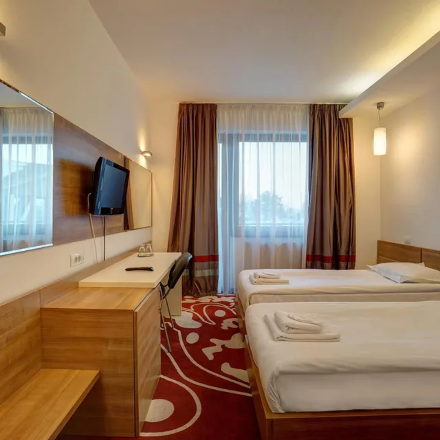 غرفة بسريرين منفصلين بشرفة، Hotel Ave Lux 2/10