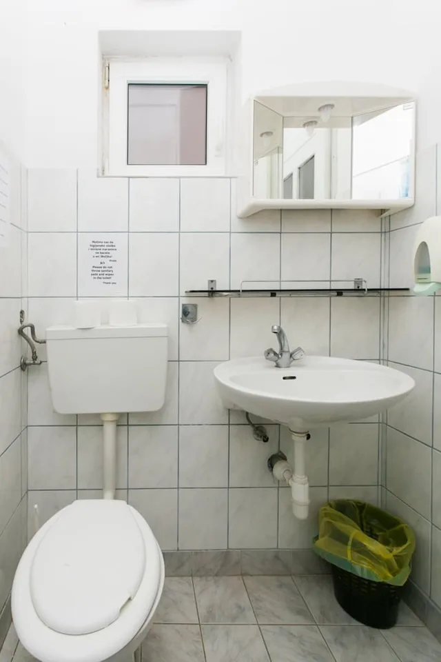 غرفة ثلاثية بسرير كوين وسرير فردي بإطلالة على البحر بشرفة، Apartments Franka Saplunara 4/5
