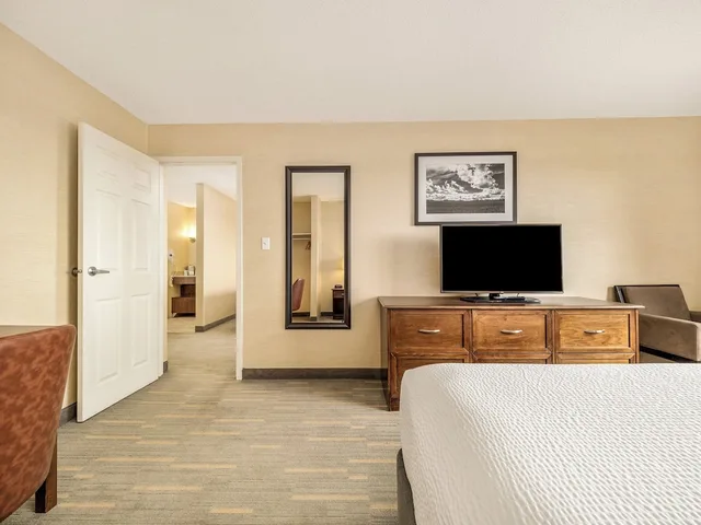 جناح بسرير كينج وسرير كوين بغرفة نوم واحدة، HOLIDAY INN LETHBRIDGE 9/10