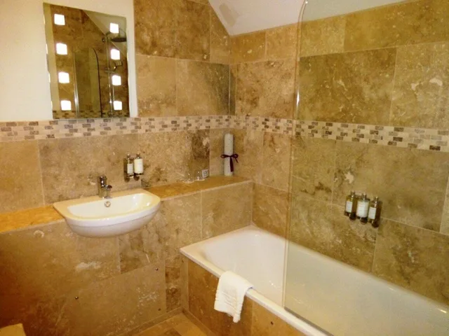 جناح جونيور، The Five Arrows Hotel 10/10