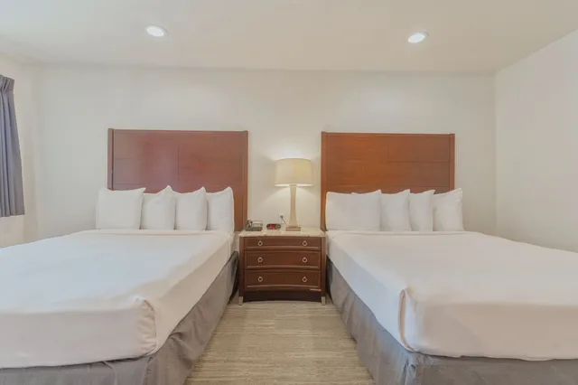 غرفة قياسية بسريرين كوين، Yosemite Inn 1/8