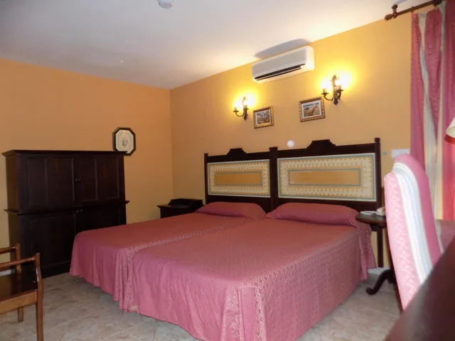 غرفة ثلاثية، Hotel La Barca 4/8