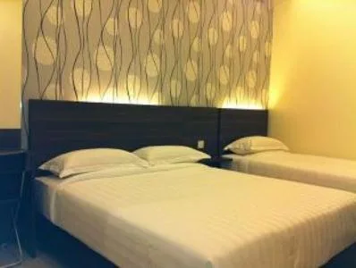 غرفة عائلية بسرير كوين وسرير فردي، The Regency Garden Hotel 3/3