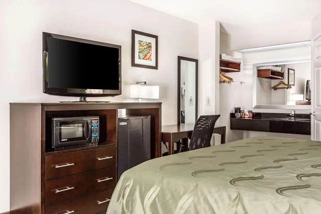 غرفة بسرير كينج للمدخنين، Quality Inn Lancaster SC 1/1