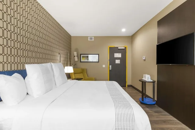 Standard, King Bed, GLo Best Western Pooler Savannah Airport Hotel 1/4