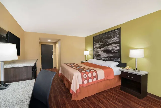غرفة بسرير كوين للمدخنين، Super 8 by Wyndham Raleigh North East 2/4