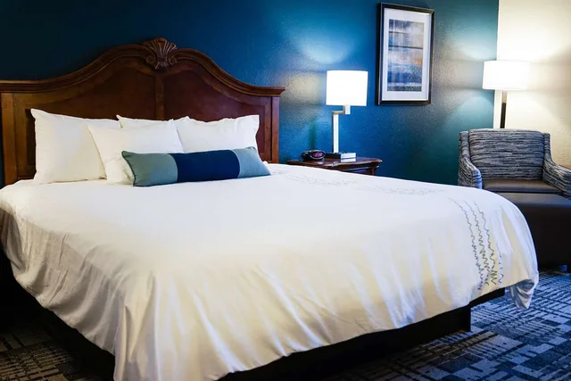 غرفة بسرير كينج بإطلالة على المسبح مع أريكة، Best Western Plus Dubuque Hotel and Conference Center 1/2