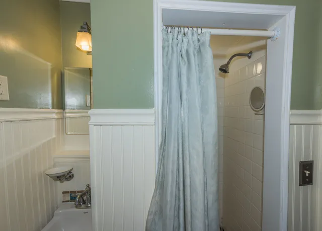 2 Bedrooms, William and Mary, Suite, Queen and Twin Beds، Cedars of Williamsburg Bed & Breakfast 3/4