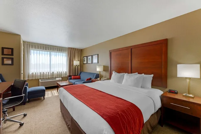 Standard, King Bed, River View, Sofa, Comfort Inn River's Edge 6/10