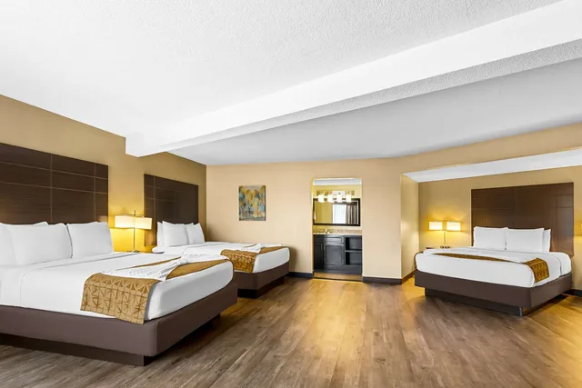 غرفة عائلية بسريرين كوين، Best Western Toni Inn 2/3