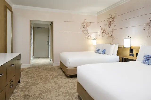 2 Queen Beds, Ocean front، Prince Waikiki 1/2
