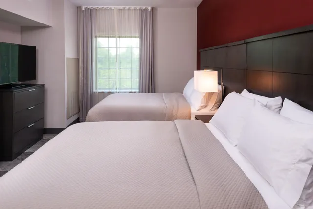 جناح بسريرين مزدوجين بغرفة نوم واحدة مع أريكة بمطبخ، STAYBRIDGE SUITES LAKE CHARLES 1/6