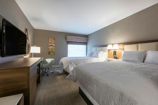 غرفة قياسية بسريرين كوين، Hampton Inn and Suites Charlottetown 1/3